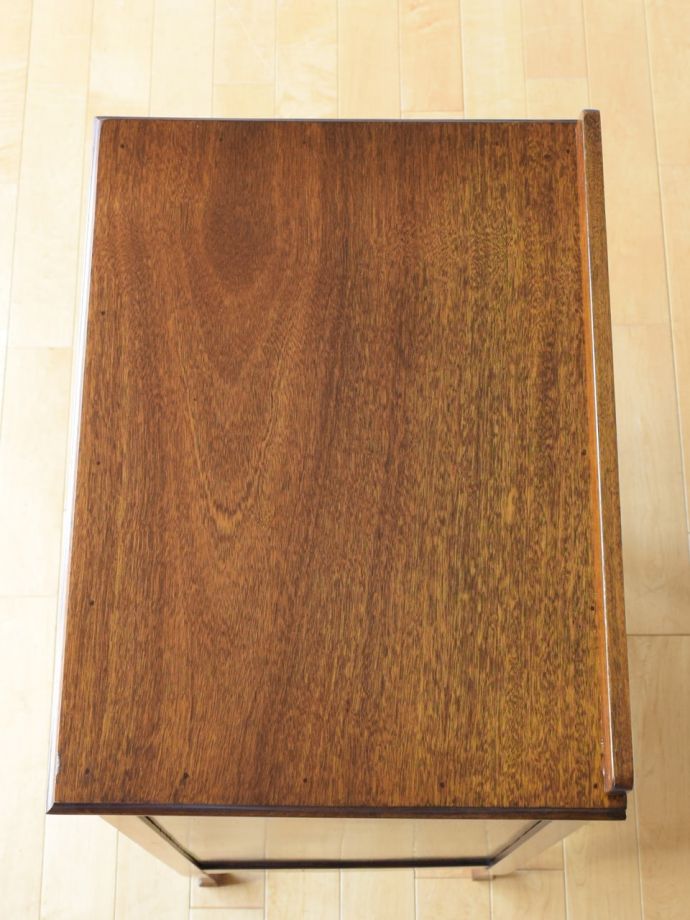 サイドキャビネットの天板