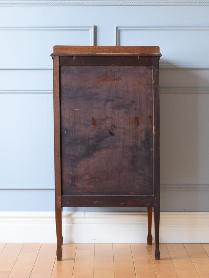 サイドキャビネットの後ろ姿