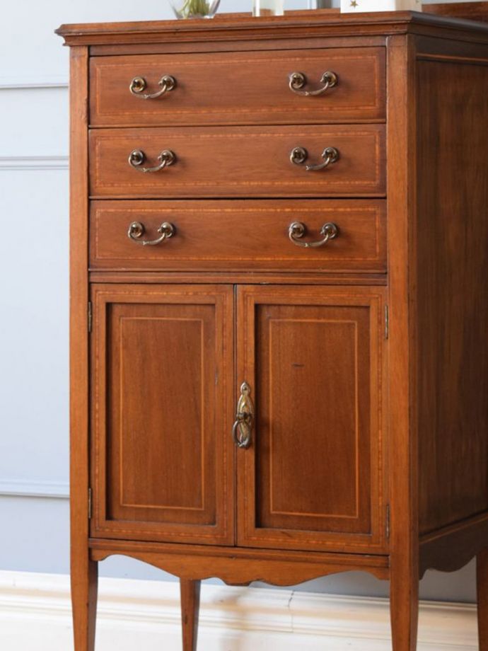 アンティーク家具らしい美しい杢目