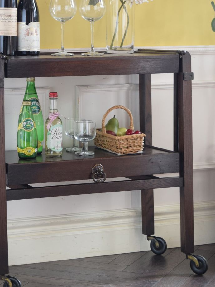 アンティーク家具らしさが漂うワゴン