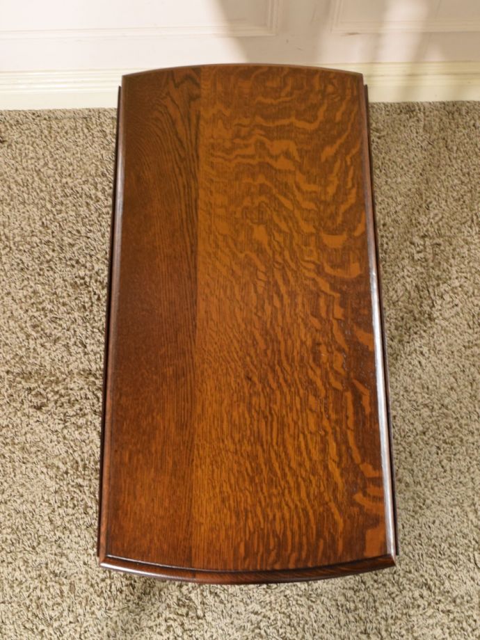 コンパクトなゲートレッグテーブル