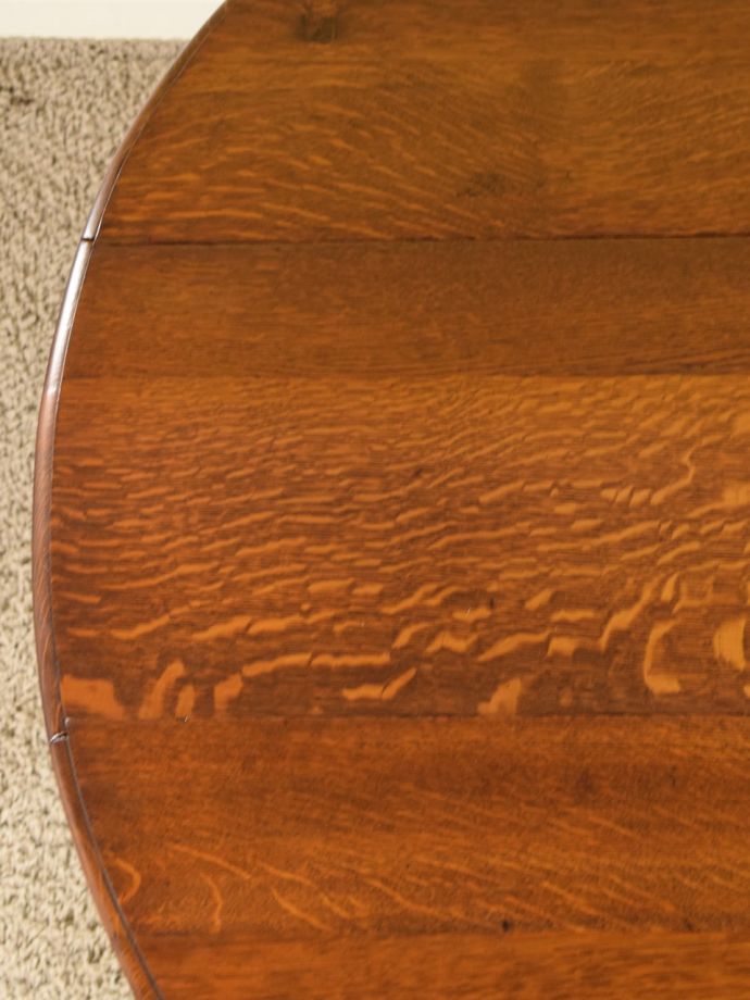 アンティークテーブルの美しい木目