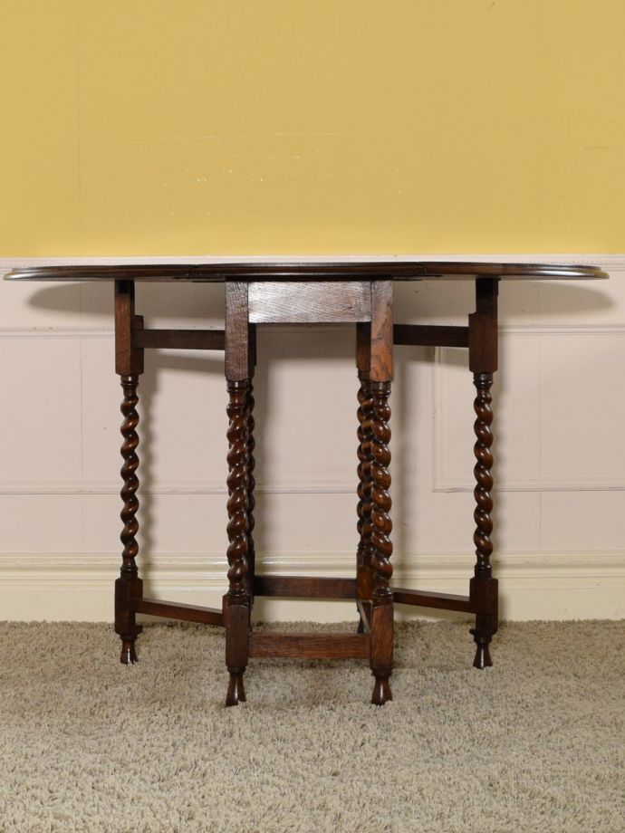 便利なゲートレッグテーブル