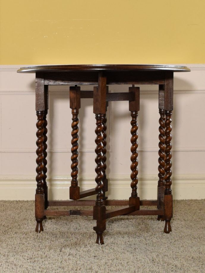 ゲートレッグテーブルの横顔