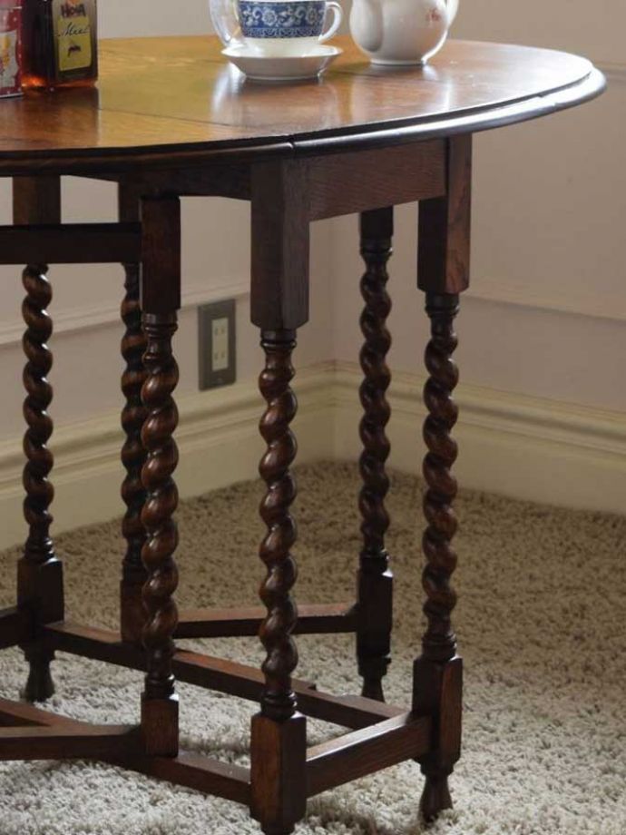 おしゃれなアンティークの伸長式テーブル