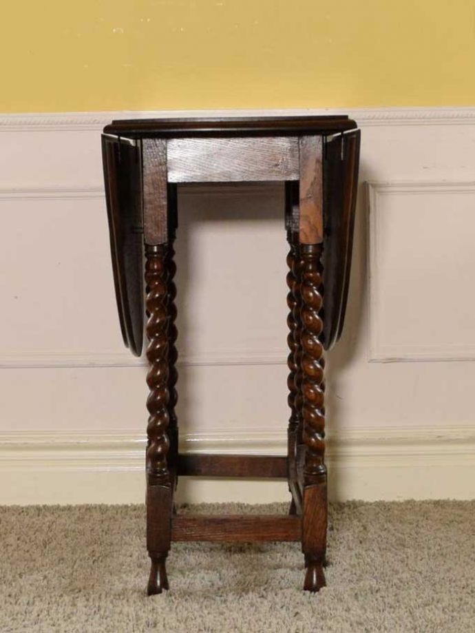 ゲートレッグテーブルの側面