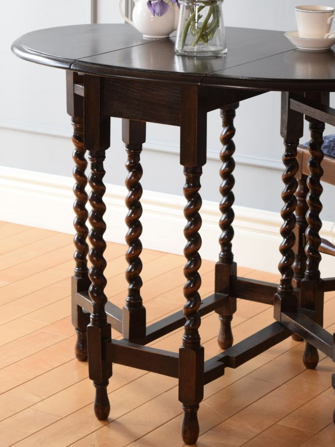 おしゃれなアンティークの伸長式テーブル