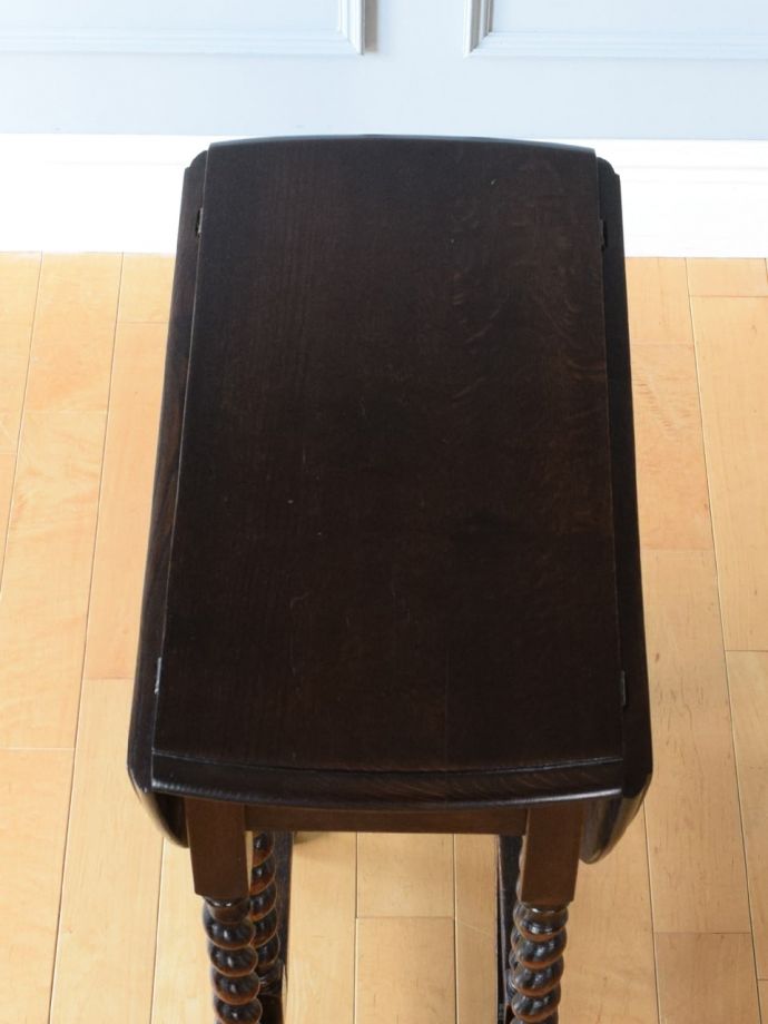 コンパクトなゲートレッグテーブル