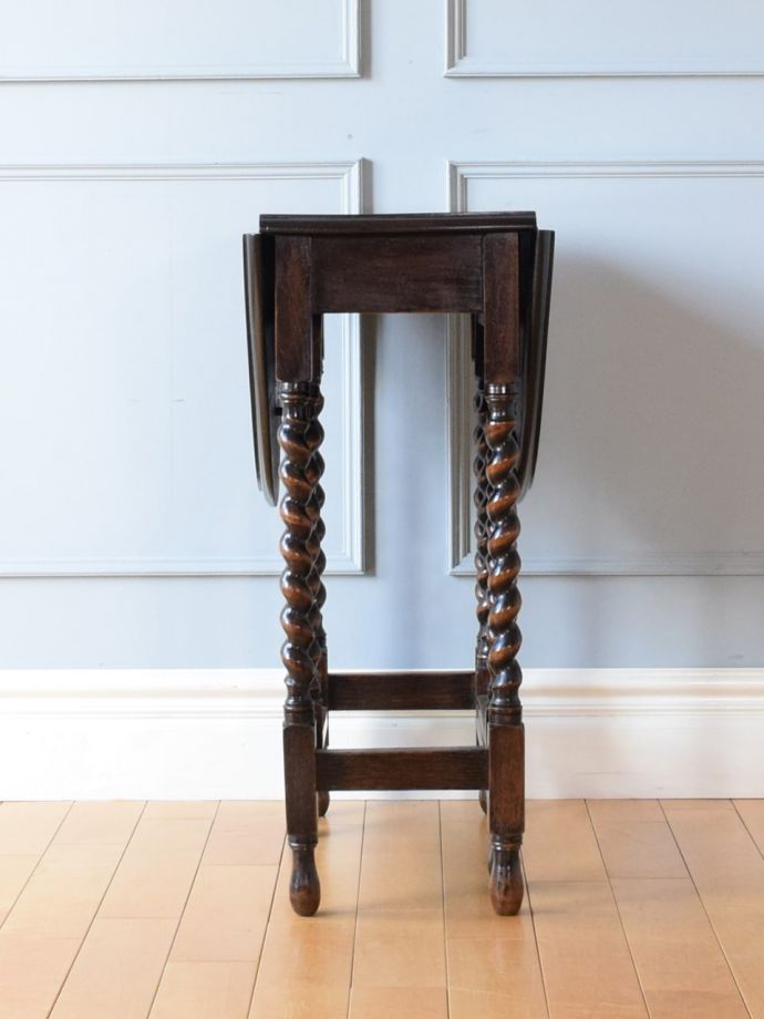 ゲートレッグテーブルの側面