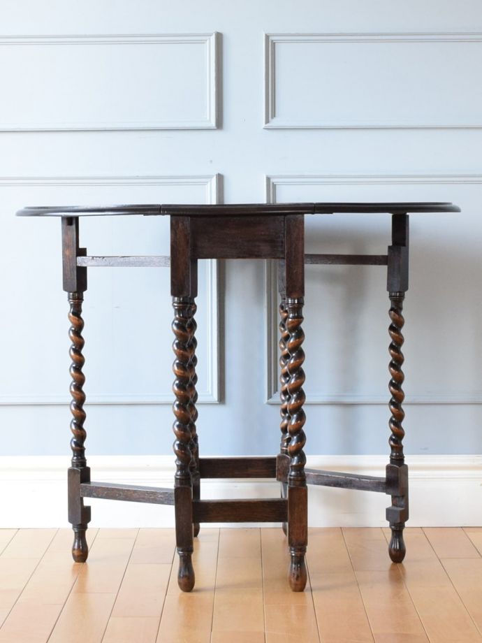 便利なゲートレッグテーブル