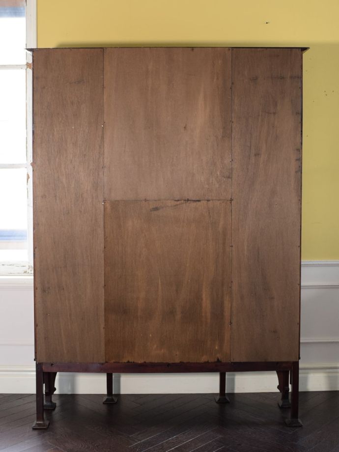 キャビネットの後ろ姿