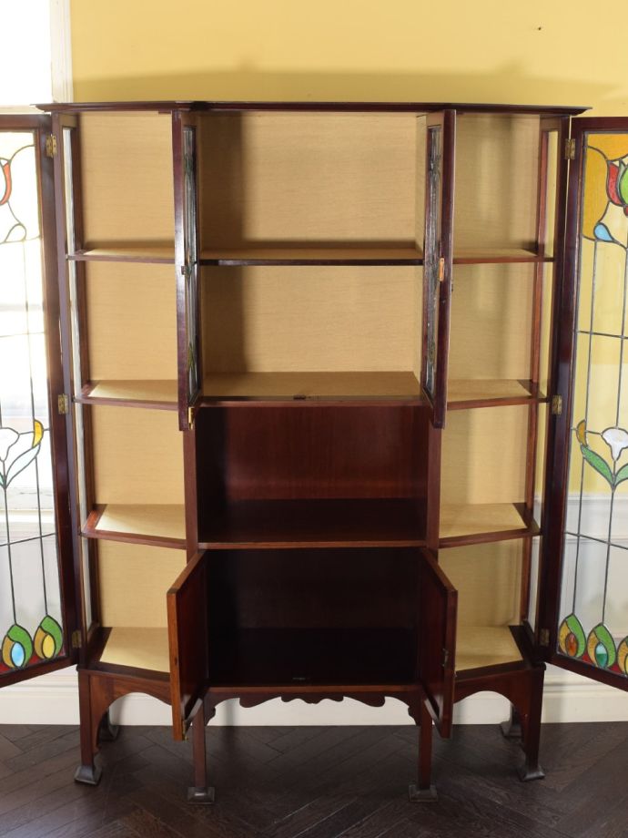 ガラスキャビネットの扉の中