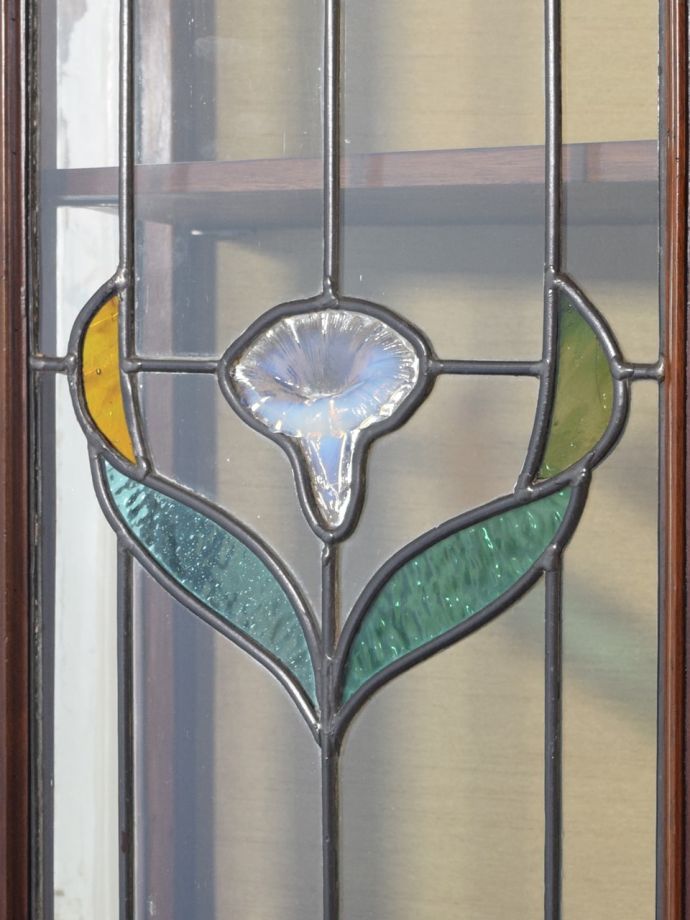 キャビネットのステンドグラス