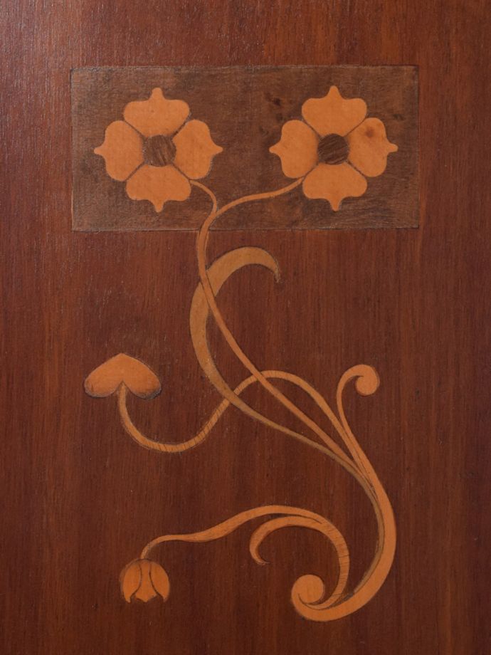 英国アンティーク家具らしい装飾