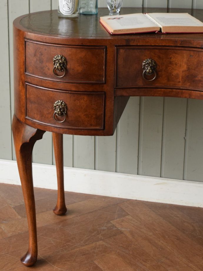 アンティークデスクの美しい木目