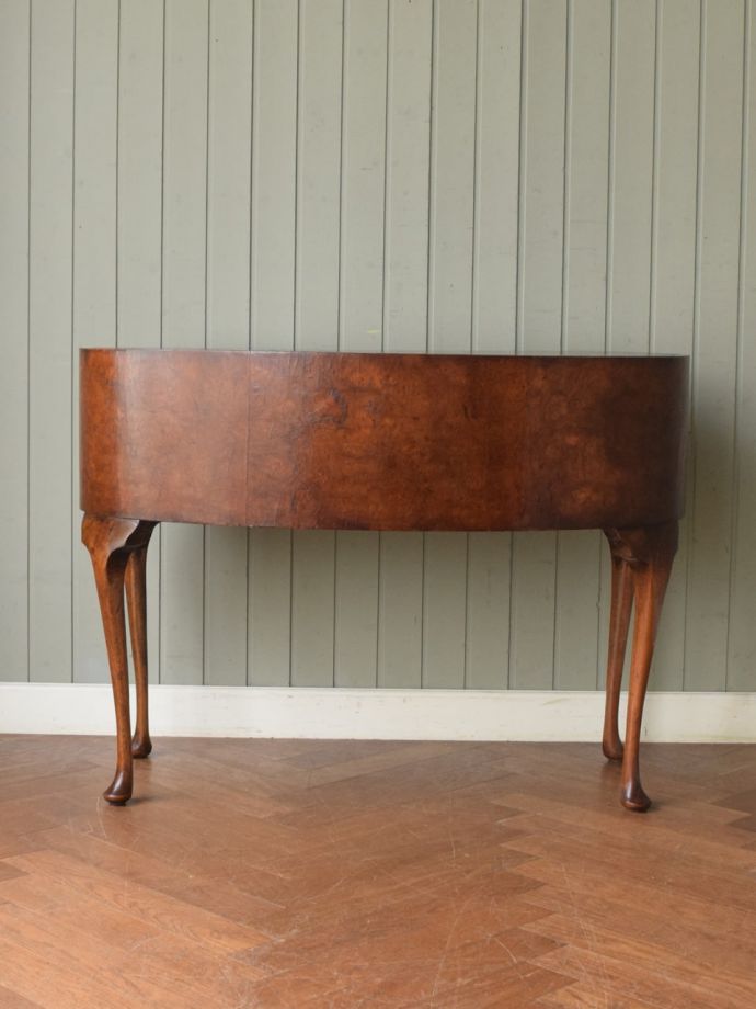 アンティークデスクの後ろ姿