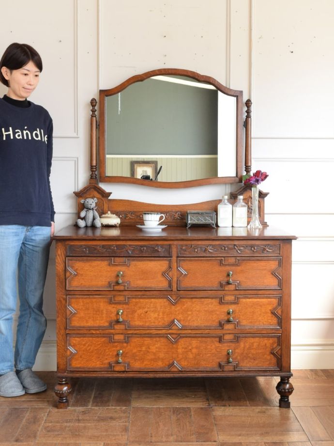 英国アンティークのドレッサー
