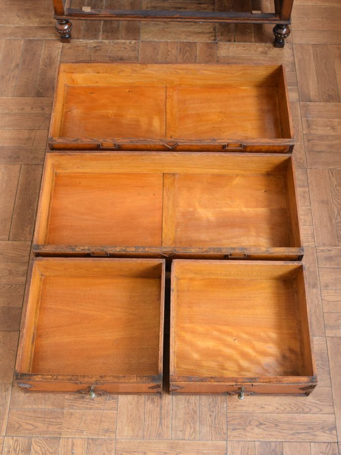 ドレッサーの引き出しの中