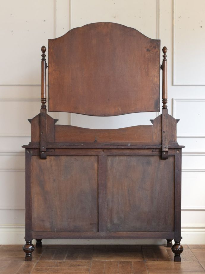 ドレッサーの後ろ姿