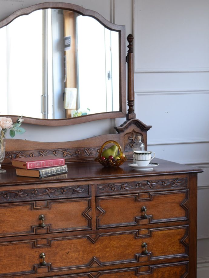 ドレッサーの美しい杢目