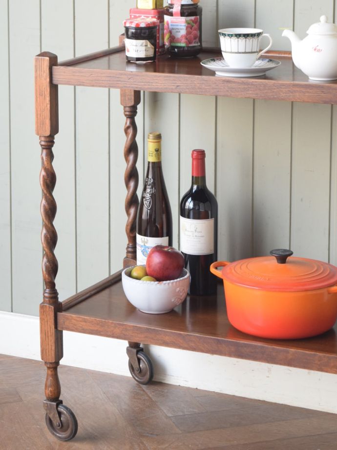 アンティーク家具らしさが漂うワゴン