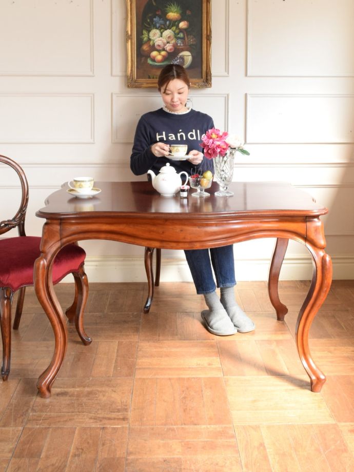 アンティークのダイニングテーブル