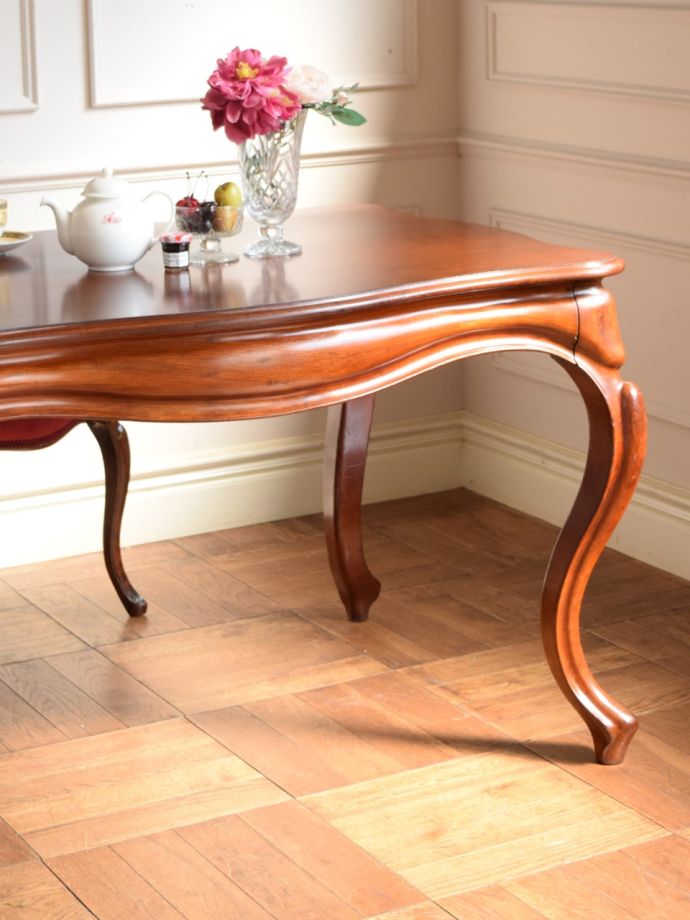 アンティーク家具らしさが漂うテーブル