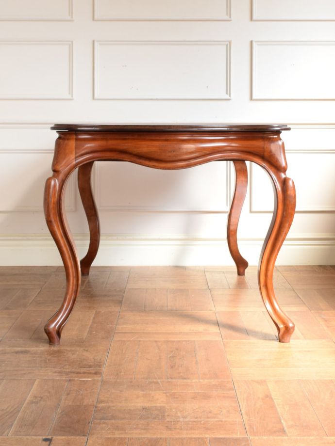 ダイニングテーブルの側面