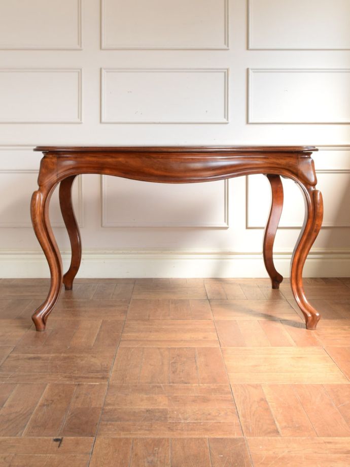 ダイニングテーブルの後ろ姿