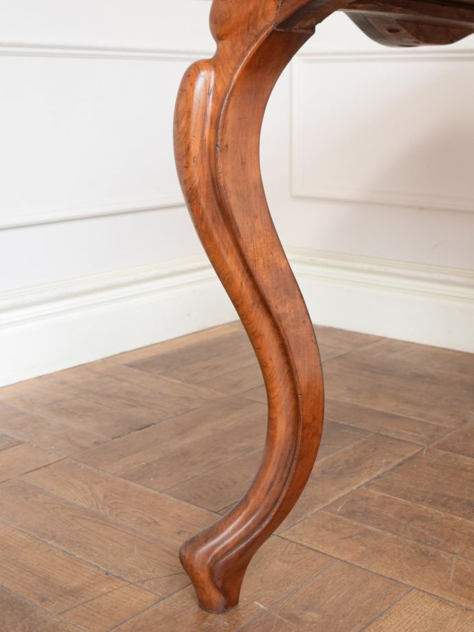 ダイニングテーブルの脚