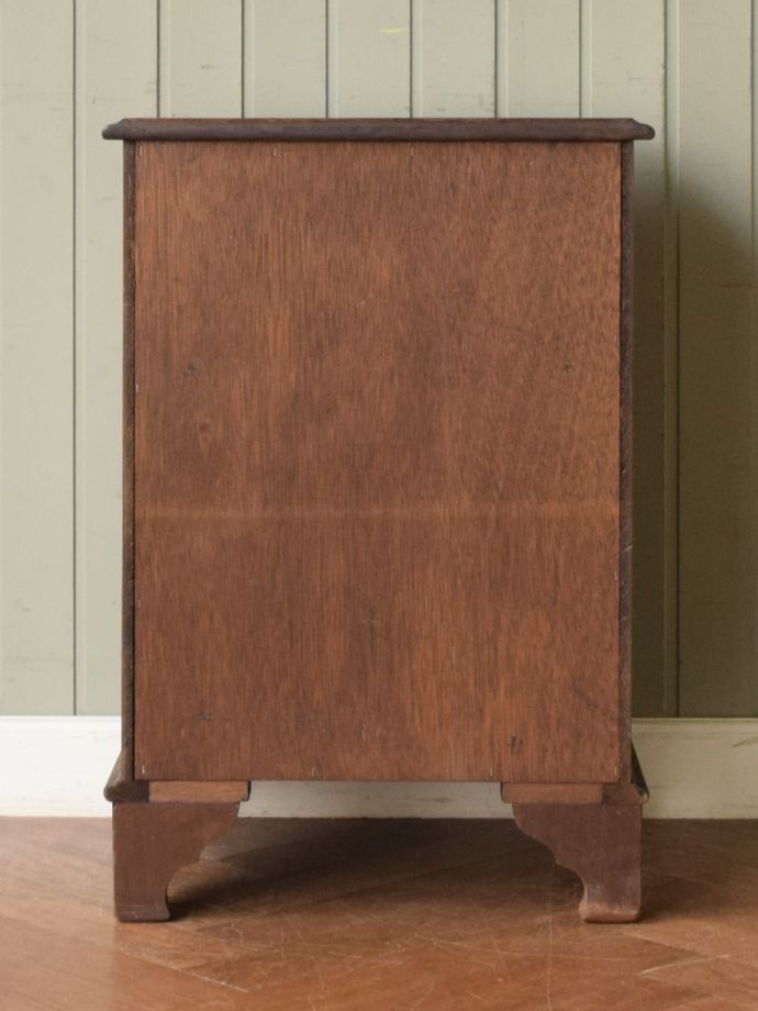 チェストの後ろ姿