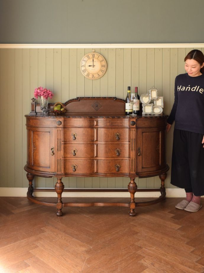 英国アンティークのサイドボード