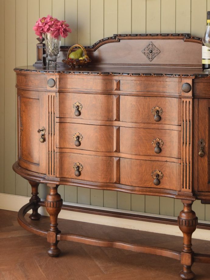 アンティーク家具らしさが漂うサイドボード