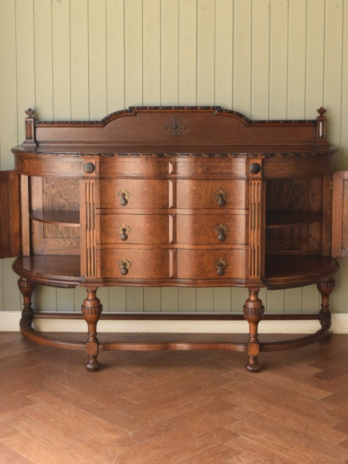 アンティークキャビネットの扉の中