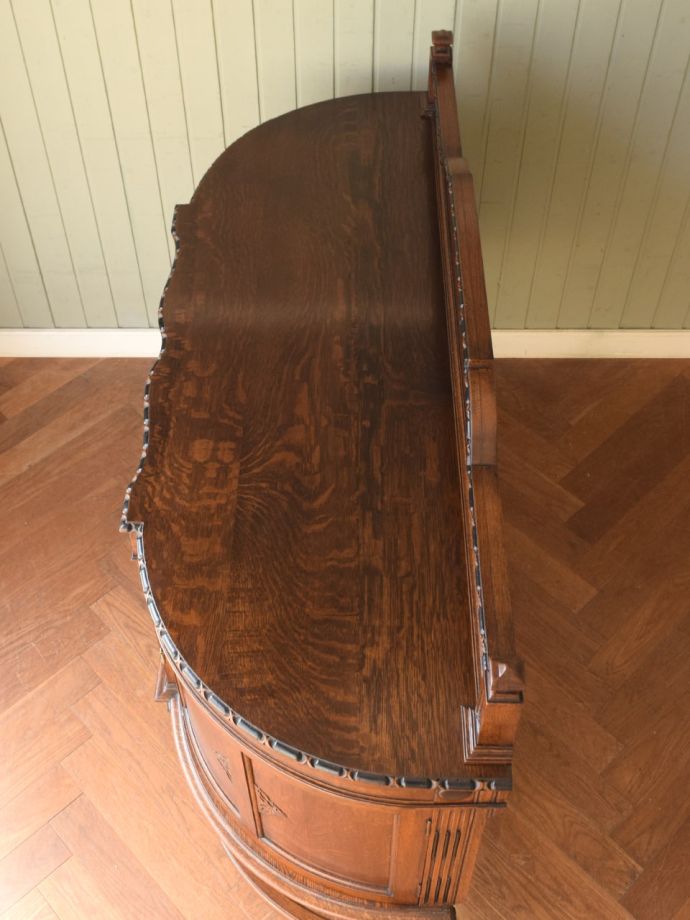 アンティークのサイドボードの天板