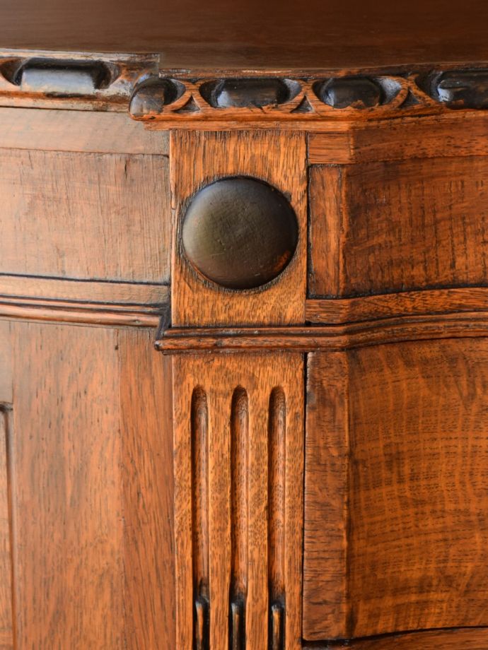 英国アンティーク家具らしい装飾