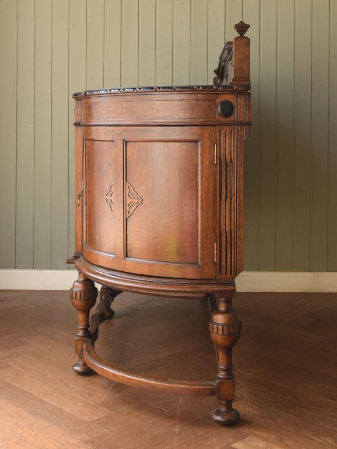 サイドボードの側面