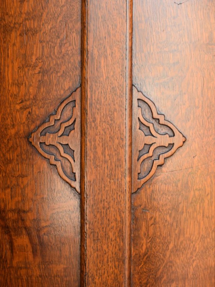 至る所に繊細な彫