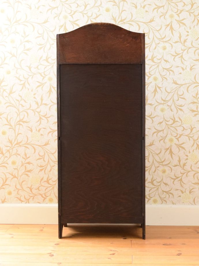 マガジンラックの後ろ姿