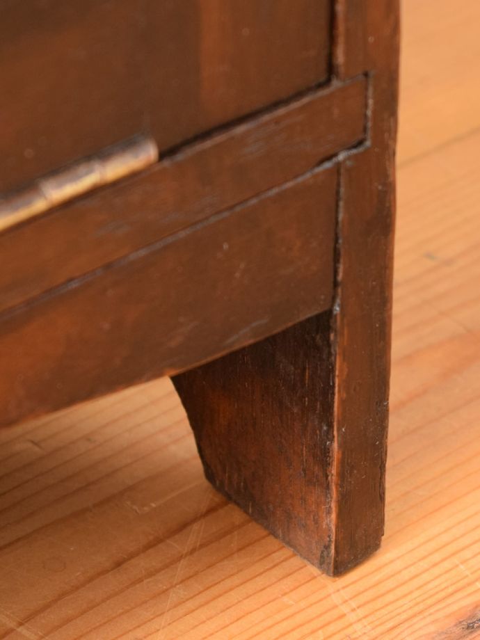 マガジンラックの脚