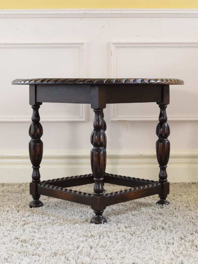 アンティークテーブルの横顔