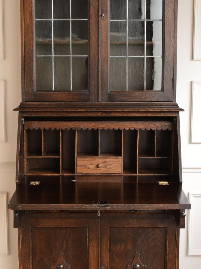 アンティークビューローの中