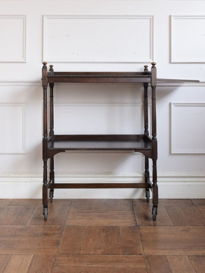 伸長式ワゴンを片方開くと