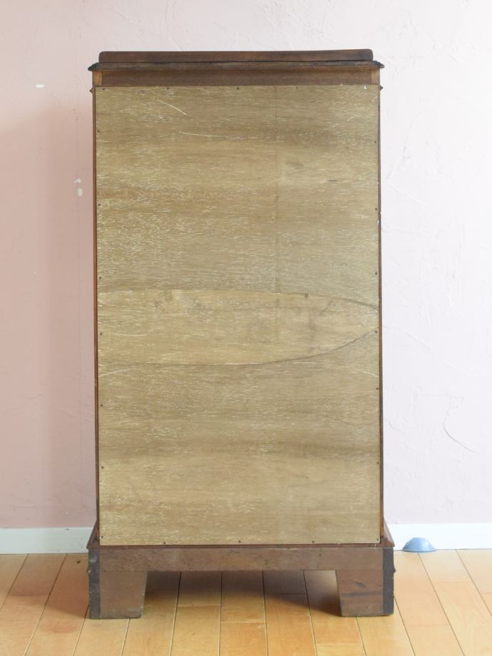 キャビネットの後ろ姿