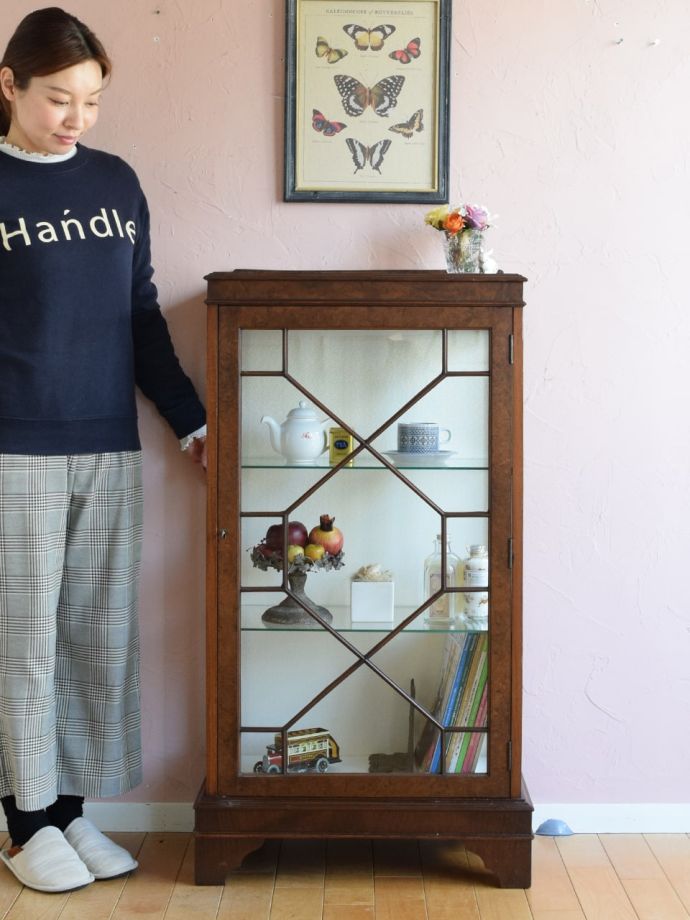 英国アンティークのガラスキャビネット