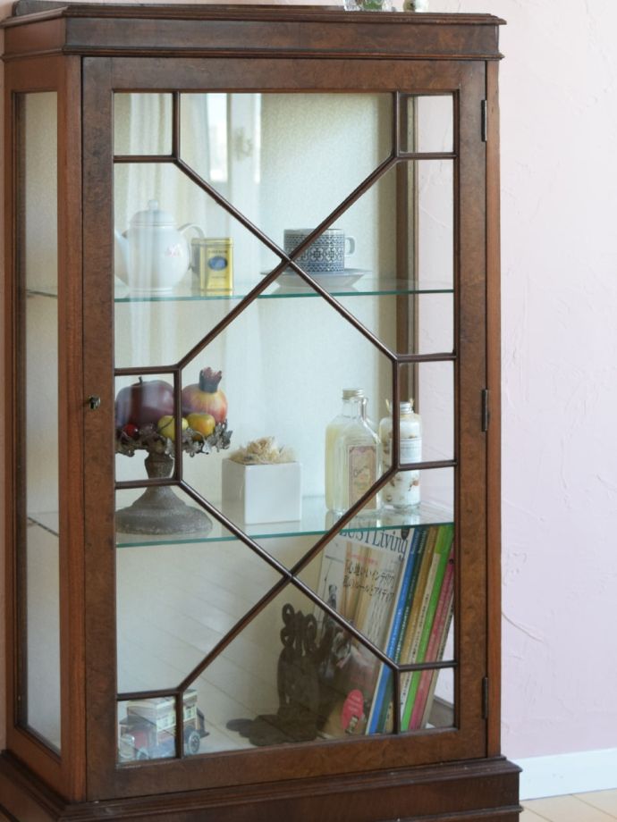 英国らしいガラスキャビネット