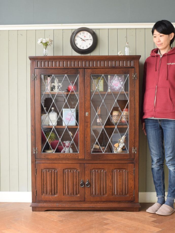 英国アンティークのキャビネット