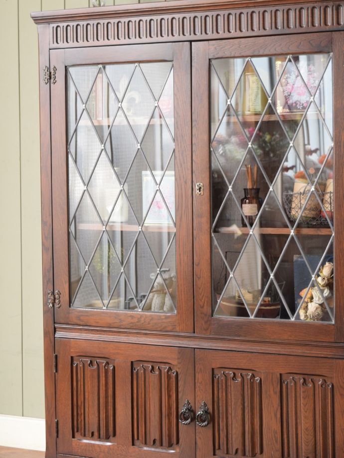 アンティーク家具らしさが漂うキャビネット