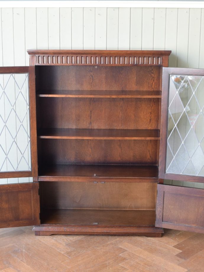 アンティークキャビネット扉の中