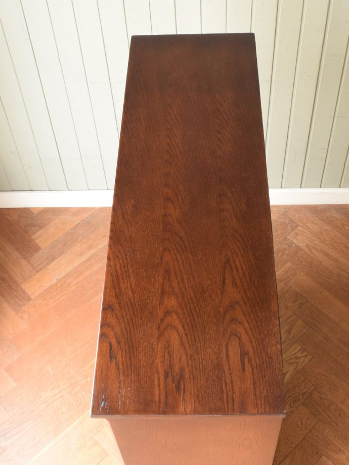 アンティークのキャビネットの天板